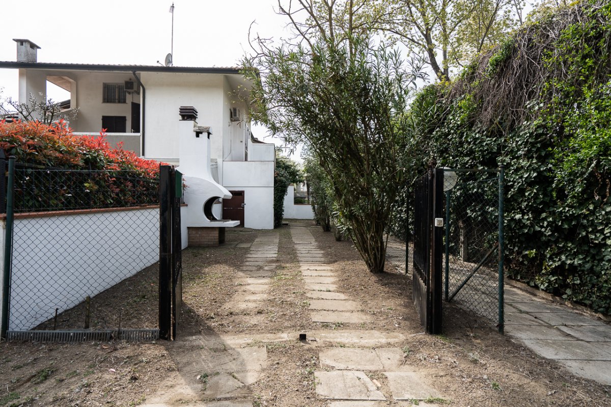 Villetta Telser, situata a lido degli estensi con due camere e 2 bagni, ampio balcone e giardino,