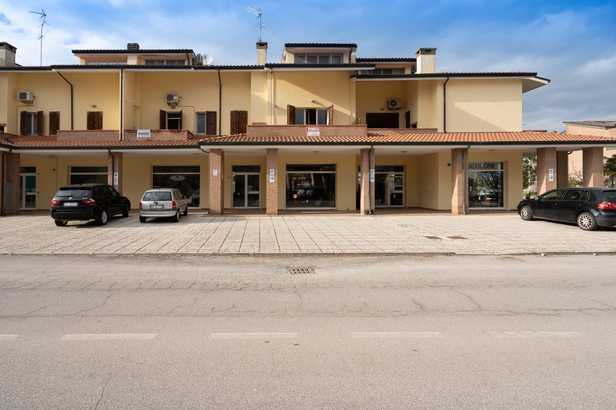 vendesi al lido degli estensi, ai lidi di comacchio, appartamento con posto auto condominiale, vicino al mare e al centro, emilia romagna