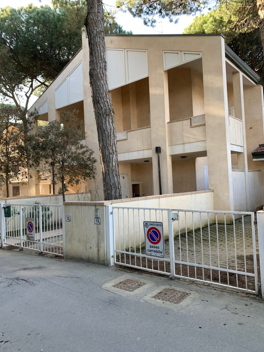 LIDO DEGLI ESTENSI, zona pettine, vendesi quadrilocale in villetta su due piani, con giardino, ampio terrazzo,a 50m dal mare