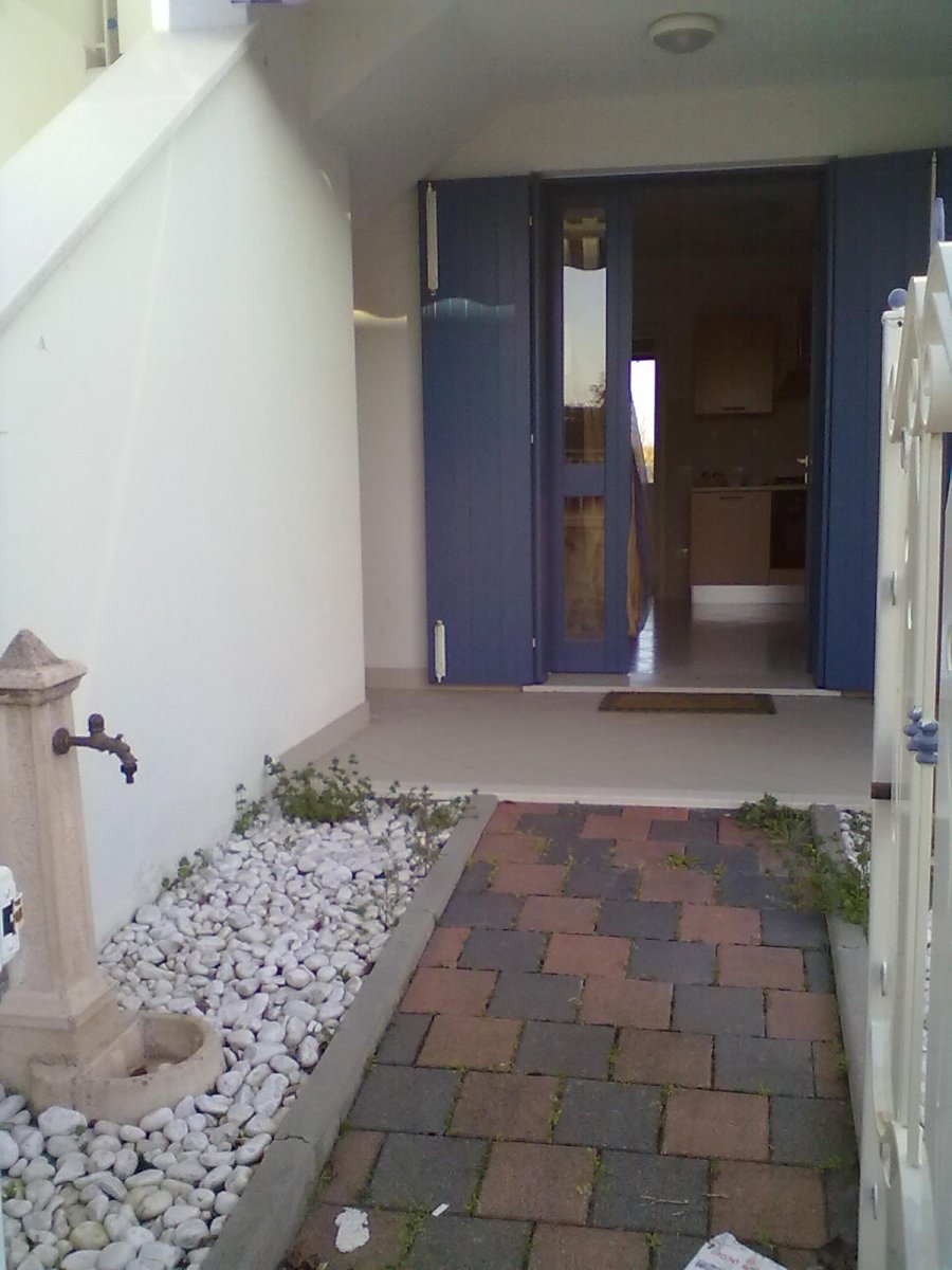 LIDO DEGLI ESTENSI vendesi villetta interamente al piano terra in zona residenziale
