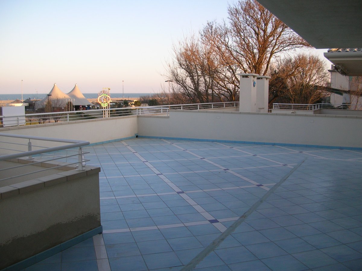 LIDO DEGLI ESTENSI vendesi splendido attico fronte spiaggia con bellissimo terrazzo angolare