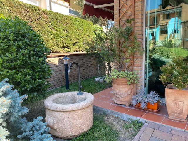 LIDO DEGLI ESTENSI vendesi splendida villetta in zona residenziale terra cielo