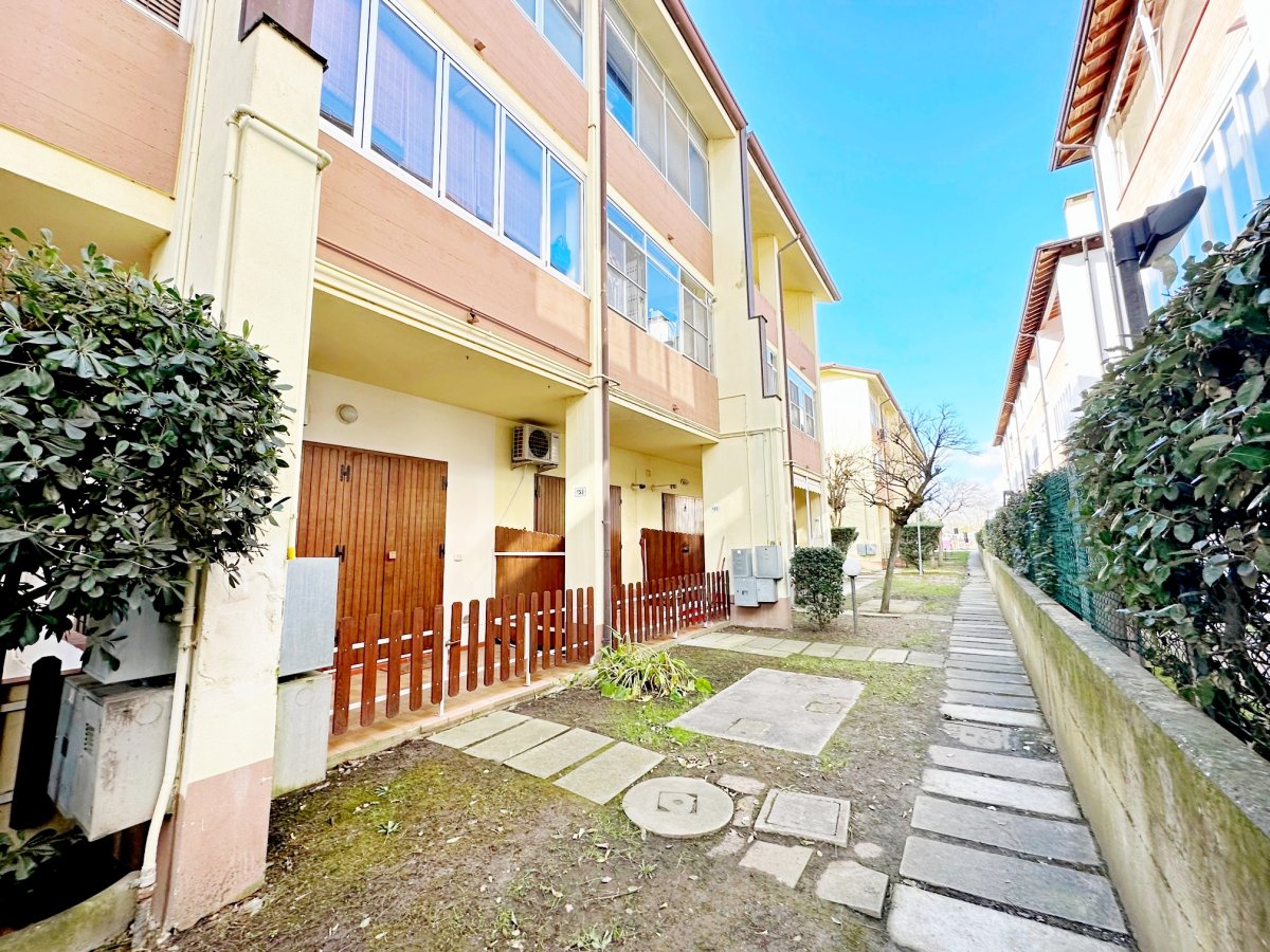 VENDESI TRILOCALE A LIDO DEGLI ESTENSI IN ZONA RESIDENZIALE 