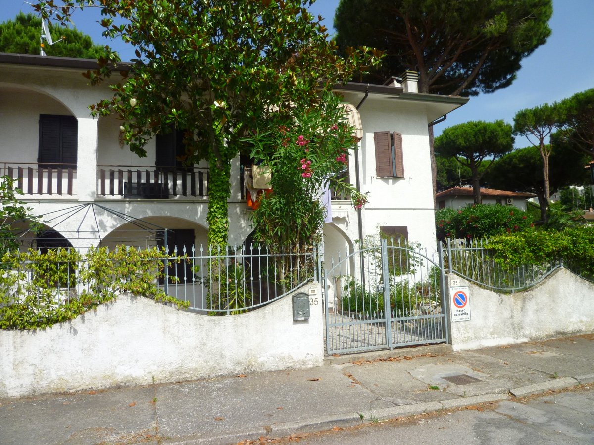 AFFITTIAMO A LIDO DEGLI ESTENSI, VICINISSIMO AL CENTRO, VILLETTA CON 2 CAMERE MATRIMONIALI E 1 CAMERA  DOPPIA 