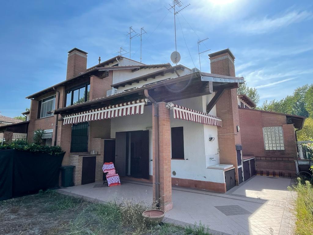  A LIDO DELLE NAZIONI  vendiamo  villetta terra/cielo,  vicino al mare, con riscaldamento