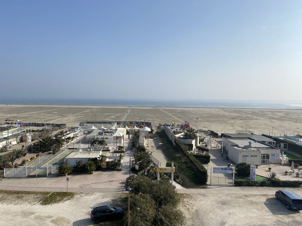 VENDIAMO  TRILOCALE FRONTE MARE, BALCONE CON INCANTEVOLE VISTA MARE